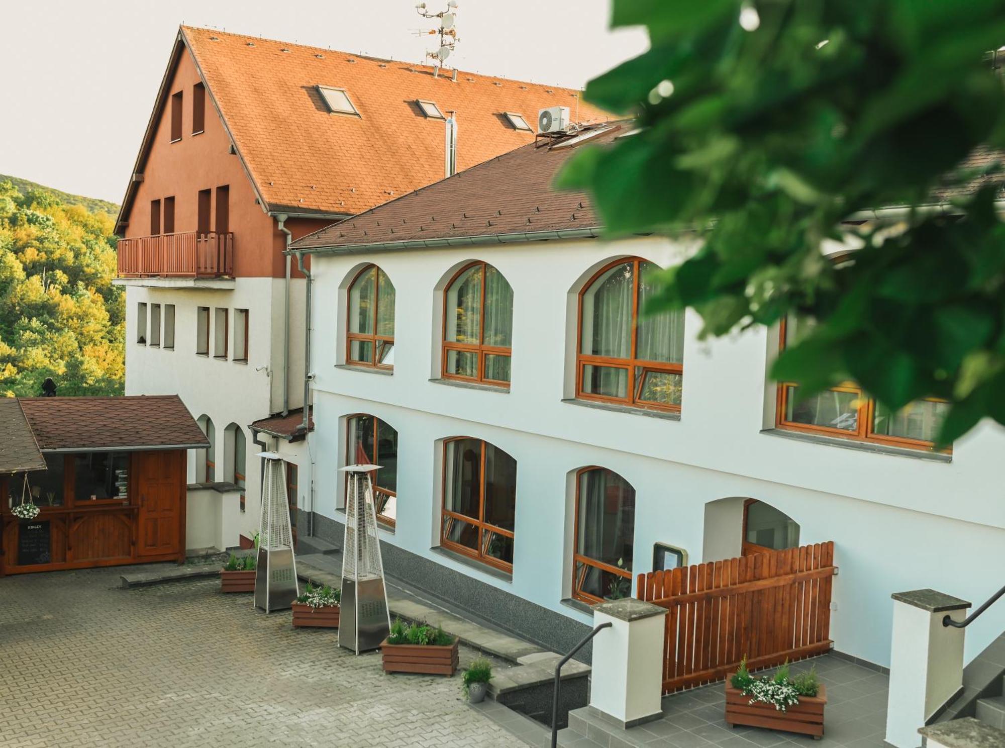 Restaurace A Penzion U Svate Barbory Ústí nad Labem エクステリア 写真